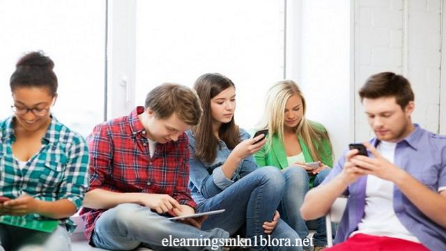 Meniti Pengaruh Digital dalam Pembentukan Anak Remaja